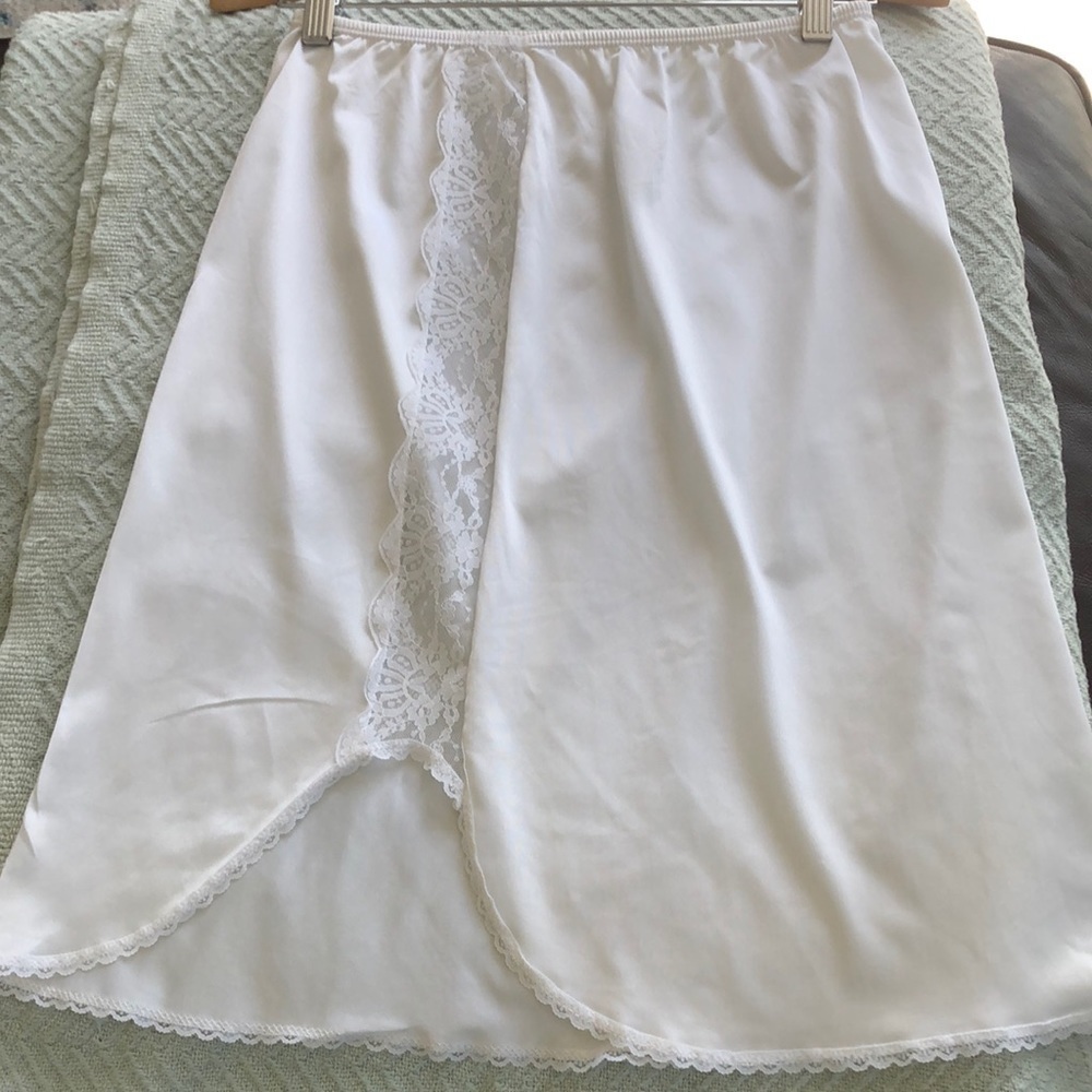 Vintage half slip - made in Canada - nylon - M